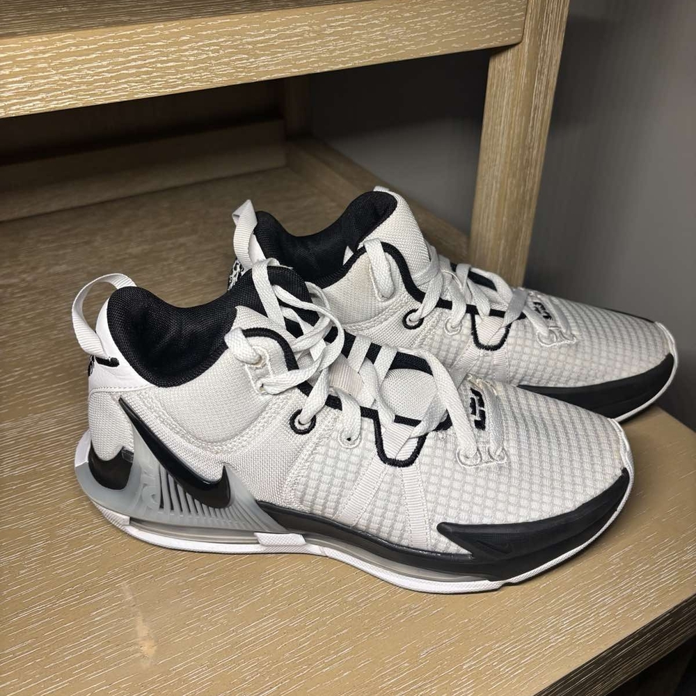 NEW Nike LeBron Witness 7